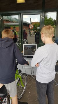 Kinder auf Fahrradsimulator